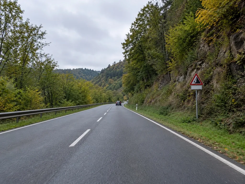 Een gevaarsbord met een rechthoekig onderbord op dezelfde paal.