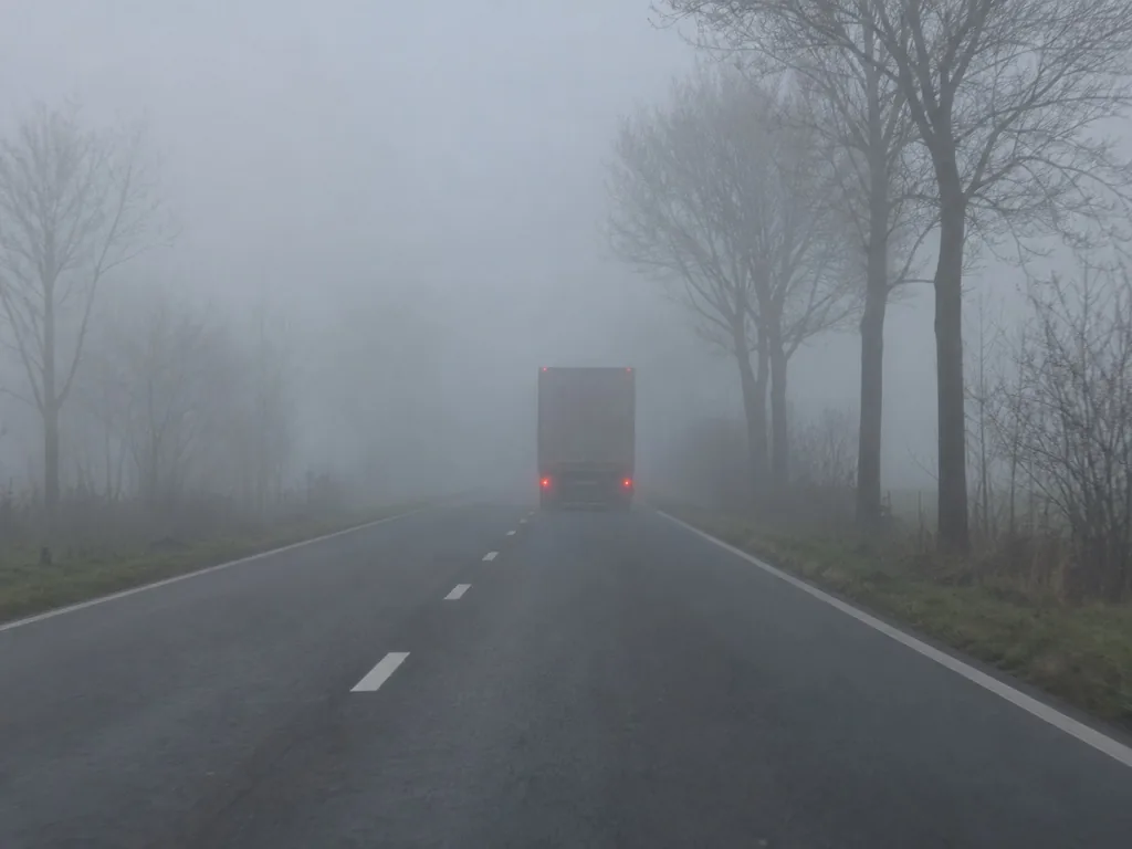 Tweerichtingsweg in dichte mist, vrachtwagen voor u.