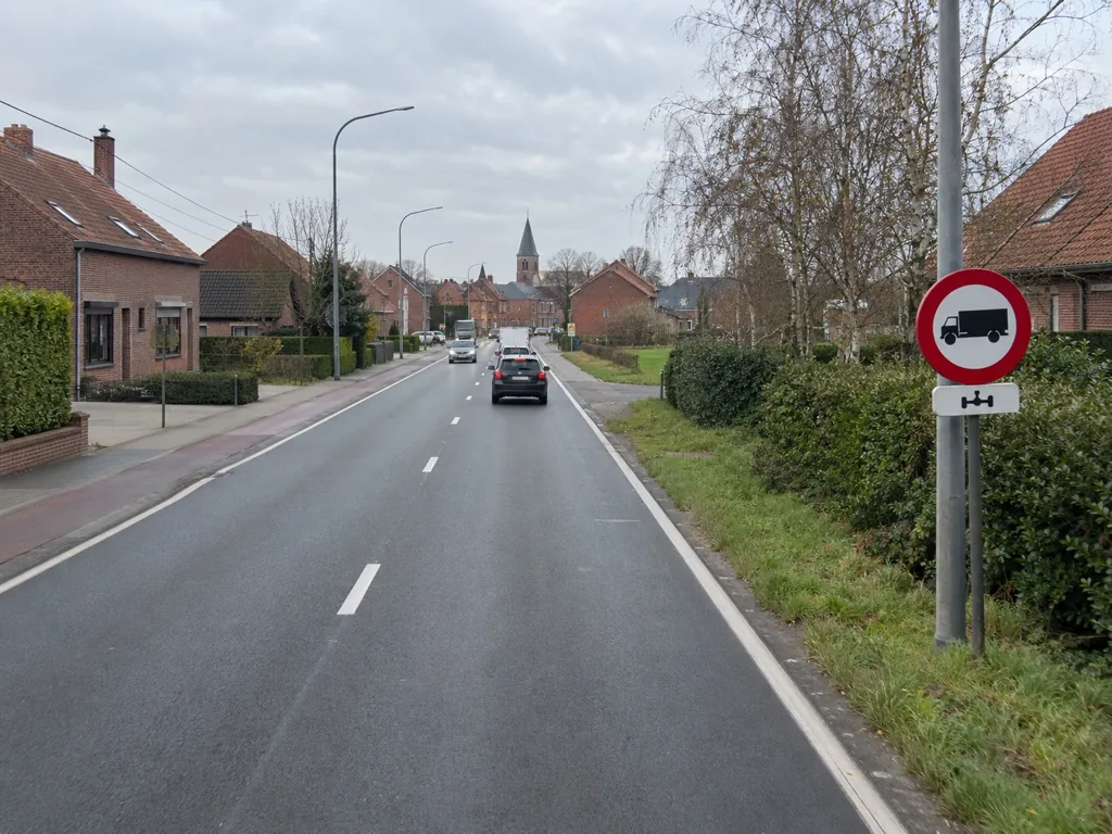 Invalsweg met een rond bord met een vrachtwagen en een onderbord met een gewicht.